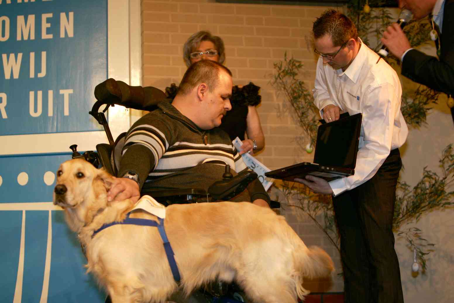 Rene overhandigde een cheque maar kreeg als verrassing zelf van Vobis Roermond een nieuwe laptop!